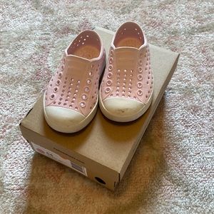 Pink and white Native Jefferson toddler shoe